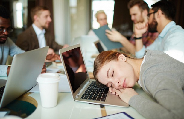 8 способов, как бороться со сном на работе