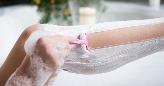10 хитростей для тех, кто бреет ноги: как сделать их гладкими надолго