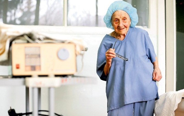 89 лет — из них 67 в работе. 4 операции в день. История самого удивительного хирурга России
