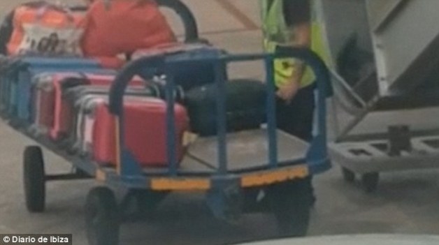 Пассажир самолета снял на видео, как воруют вещи из чужих чемоданов