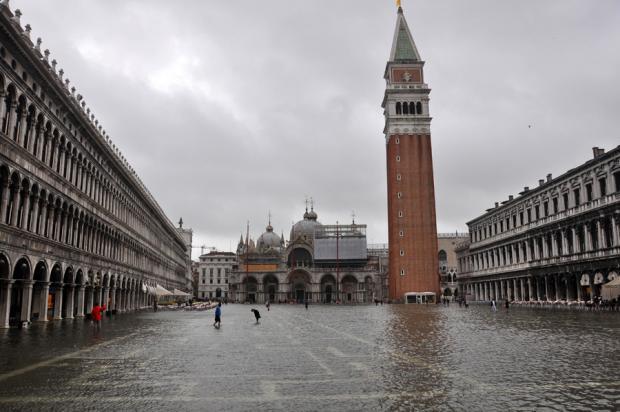 Венеция уходит под воду. Исторические кадры одного из самых сильных наводнений
