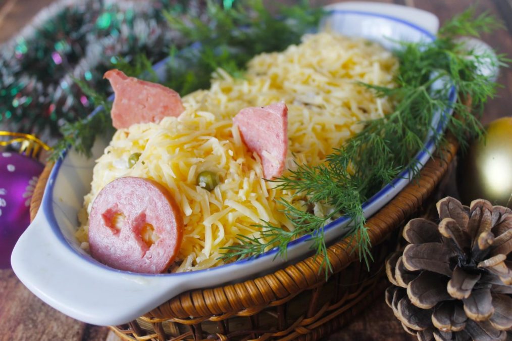 Новогодний салат-2019 «Свинка» с курицей и ананасами