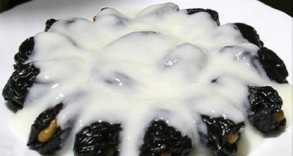 Царский десерт: чернослив с орехами в сметане
