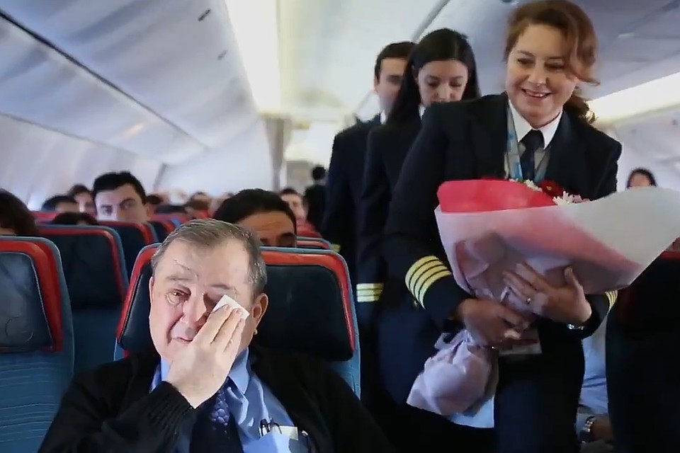 В Турции пилот до слез растрогал своего учителя, который оказался на борту самолета