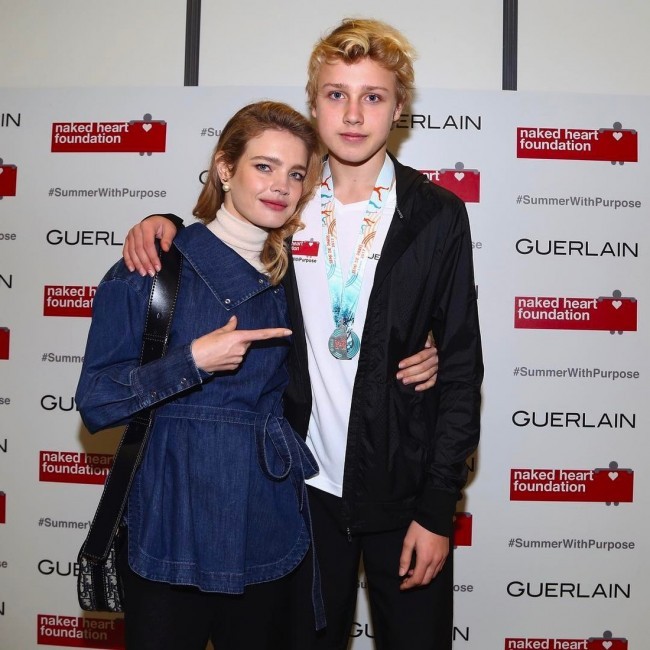 Хрупкая Наталья Водянова рядом со своим 16-летним сыном-красавцем выглядит точно его ровесница