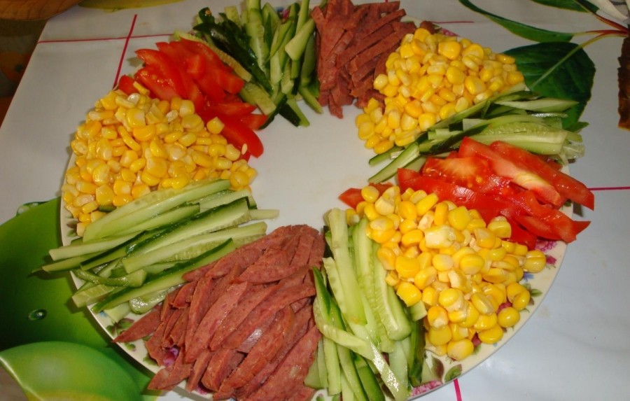 Яркий и вкусный салат «Радуга»: простой в приготовлении