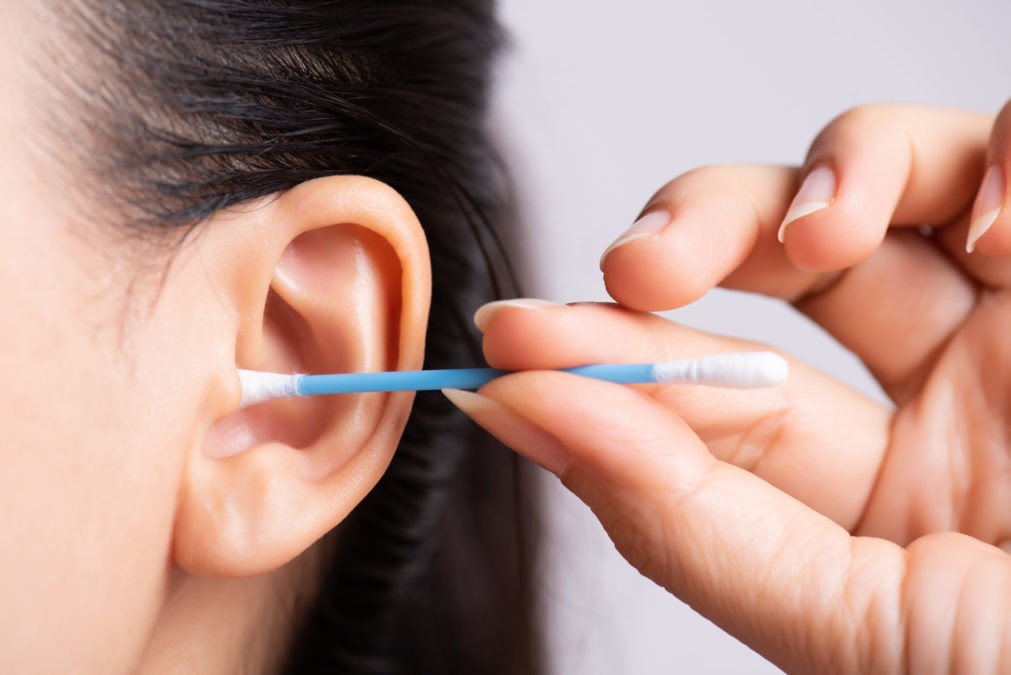 Бойтесь ватных палочек: про ушную серу и как перекисью чистить уши