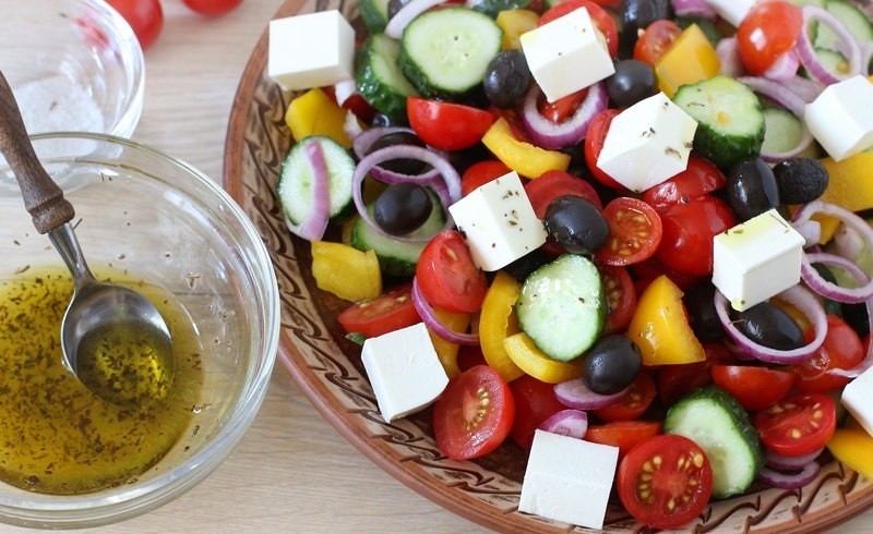 Греческий салат - блюдо, которое не выходит из моды.