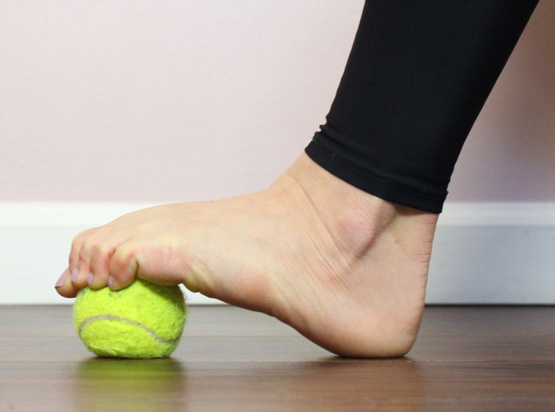 6 простых упражнений для снятия боли в ступнях и ногах вообще