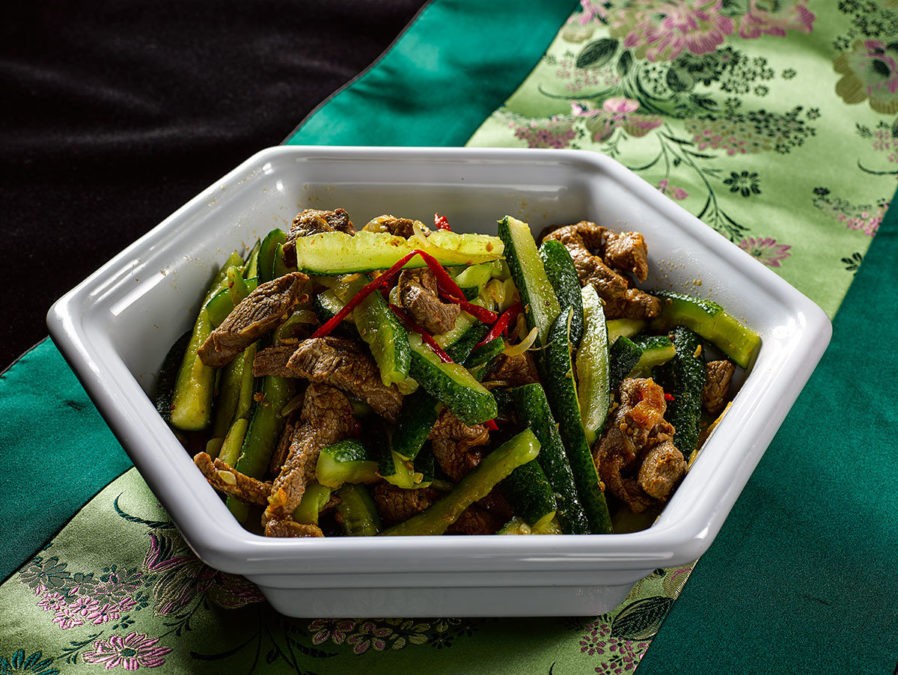 Очень сытный и мало-калорийный салат из огурцов и говядины по-корейски