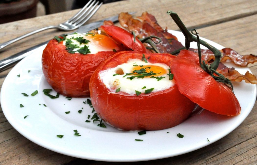 Завтрак для всей семьи - яичница в помидорах.