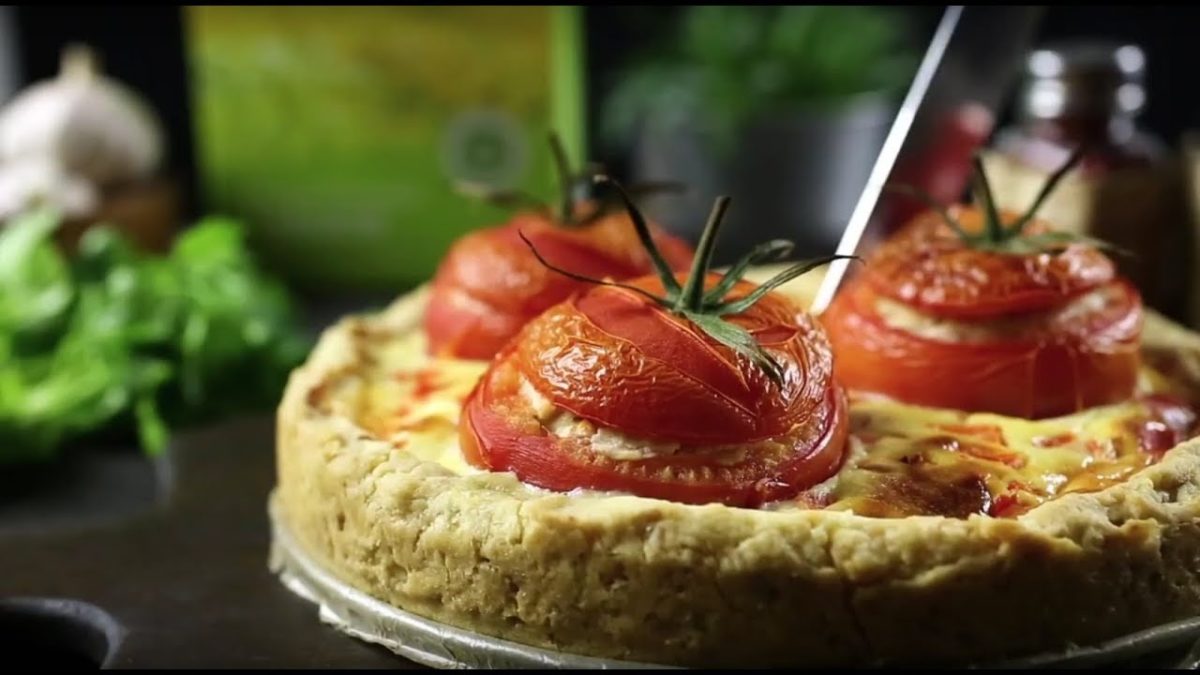 Французский пирог с фаршированными помидорами.