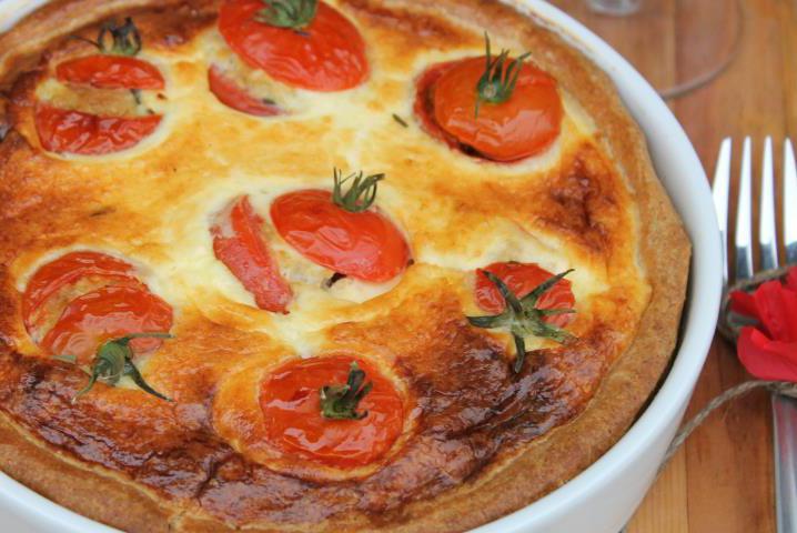 Французский пирог с фаршированными помидорами.